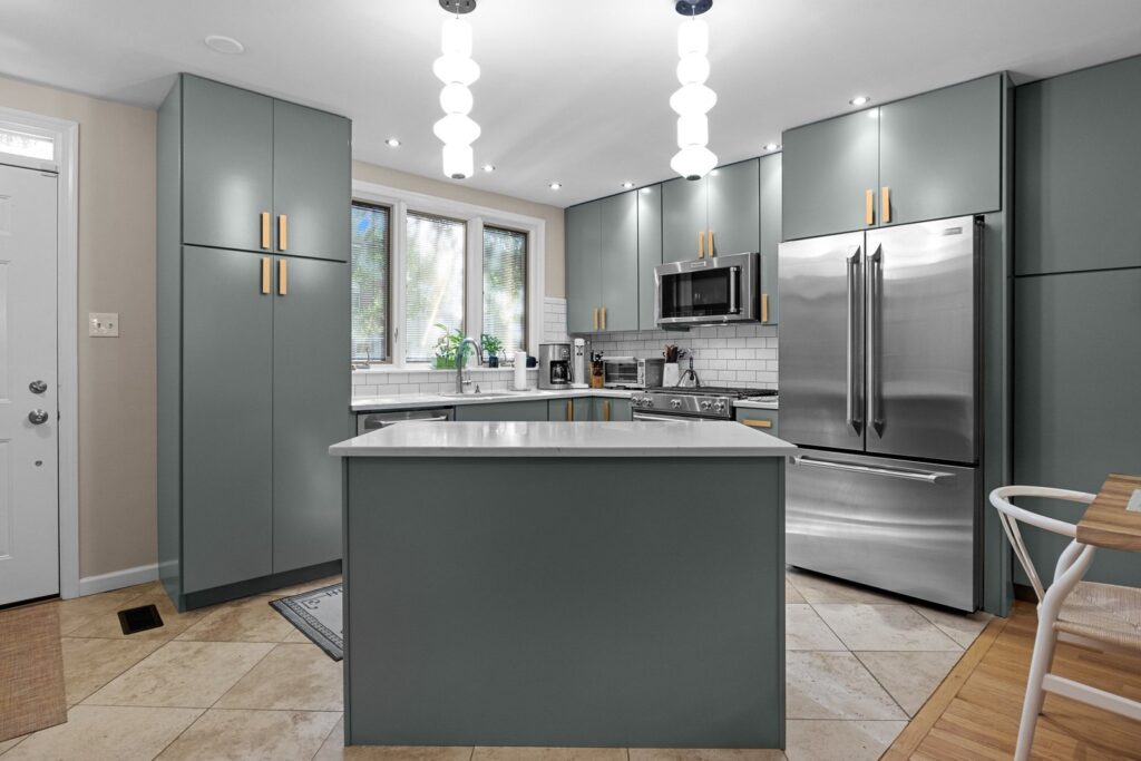 Modern flat-panel kitchen cabinet refacing project